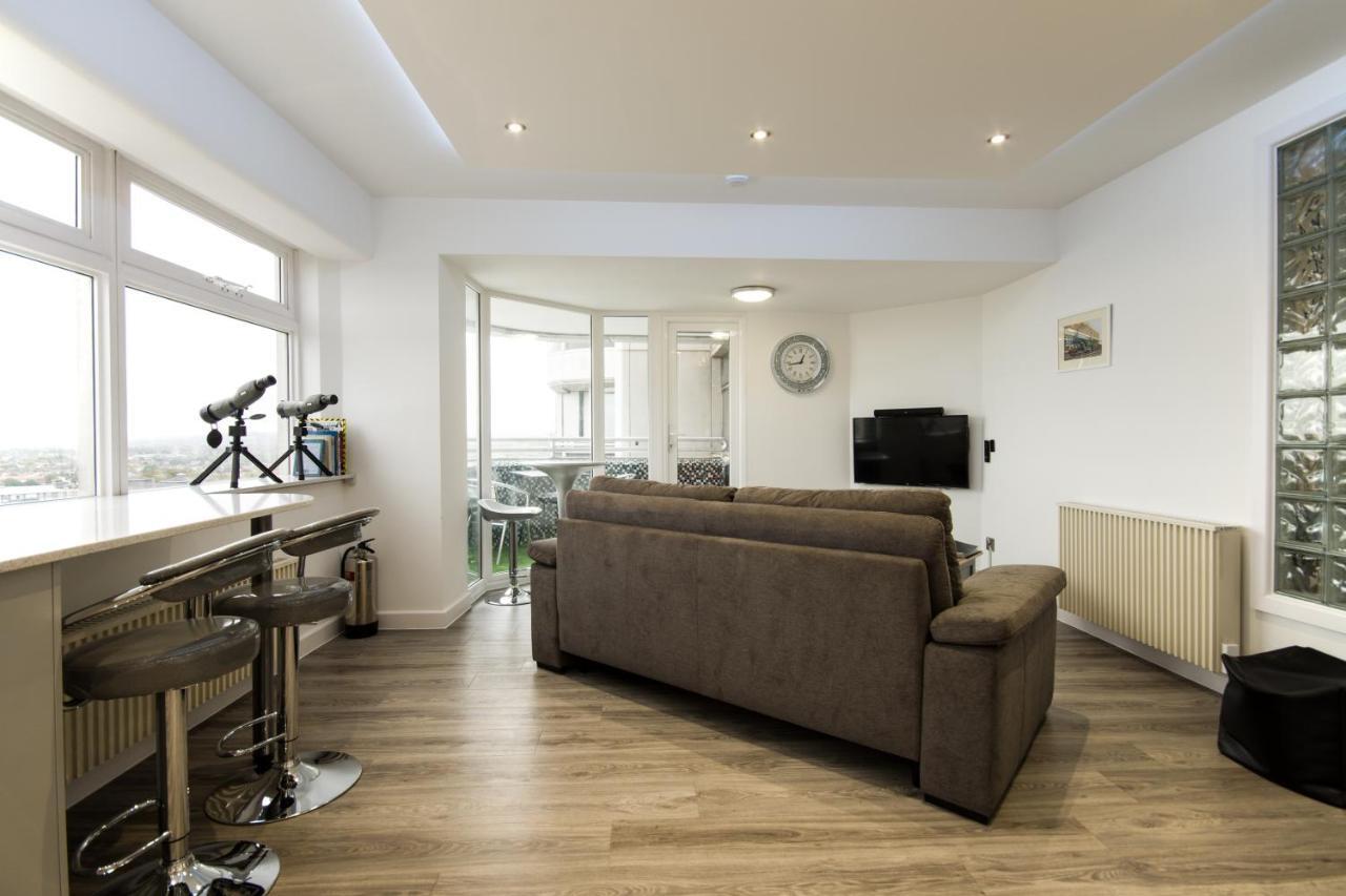 Luxury Panoramic Balcony Swindon Central Exterior photo